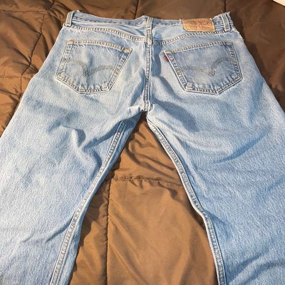 Light wash Levi Denim jeans - Picture 6 of 7